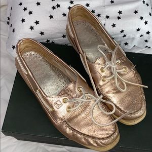 Rose gold metallic leather sperry top sider 9m
